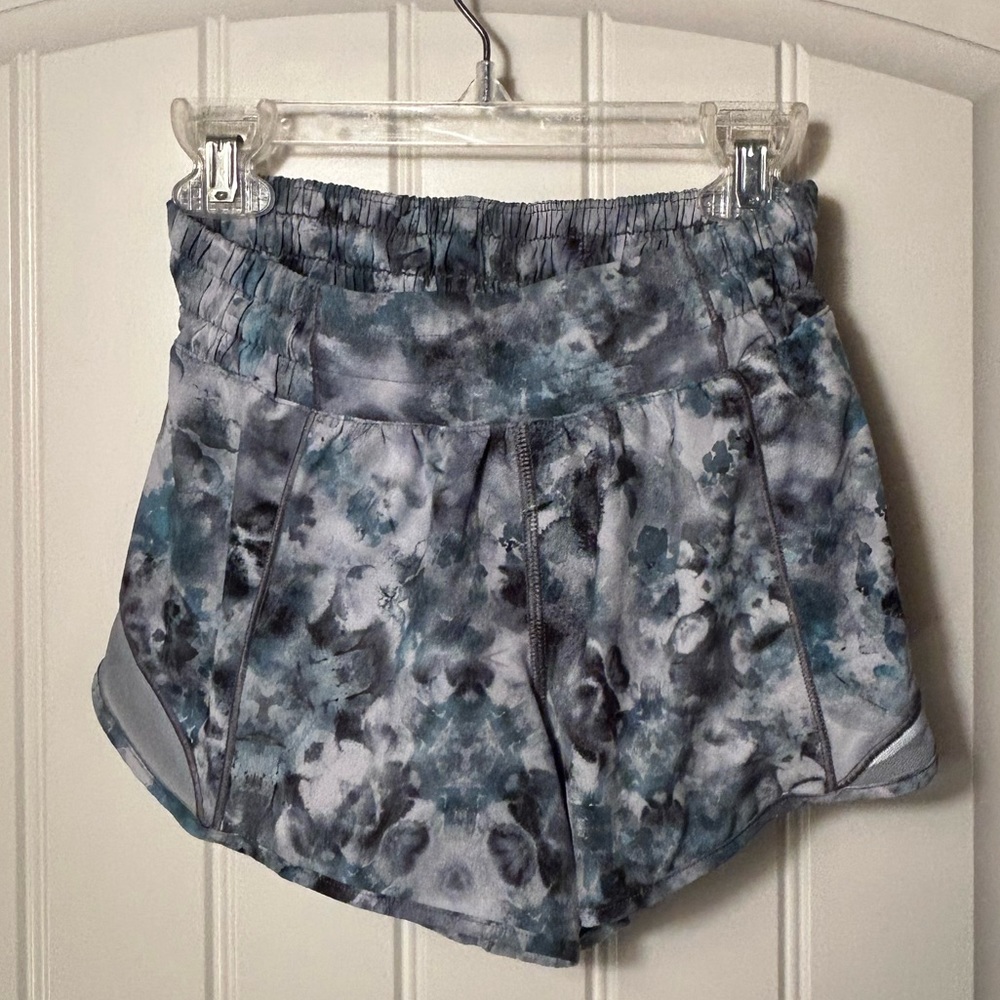 Lululemon Shorts Multicolor Blue. Size 4, low rise.